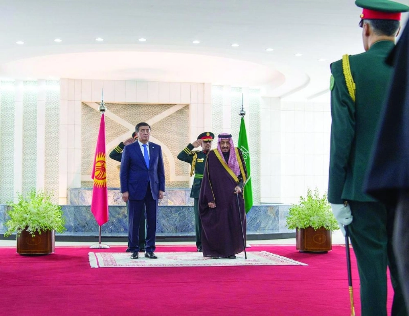 الملك سلمان لدى استقباله سورنباي جينيبيكوف في الرياض أمس (واس)