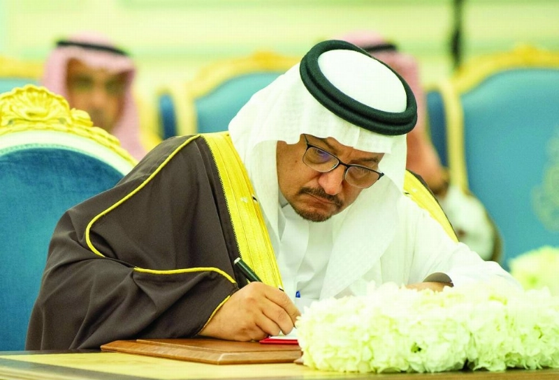 حمد آل الشيخ موقعا مذكرة تعاون علمي وتعليمي