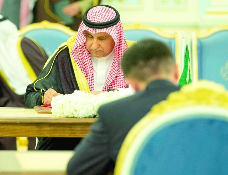 خالد الخضيري موقعا اتفاقية تمويل مشروع إنشاء وتأهيل طريق ايسيكول الدائري