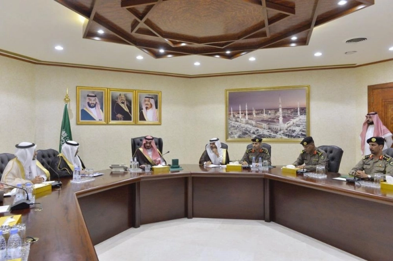 بدر بن سلطان خلال ترؤسه الاجتماع (مكة)