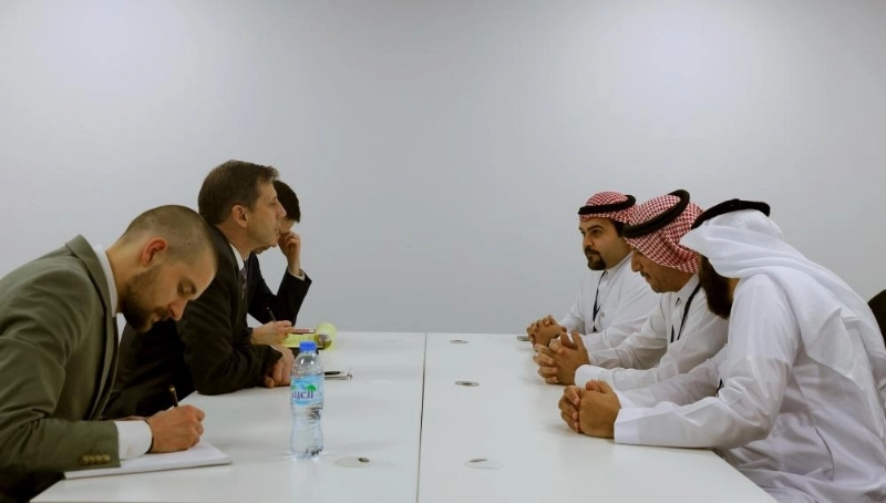 مازن الكهموس خلال لقائه جيمس والش (واس)