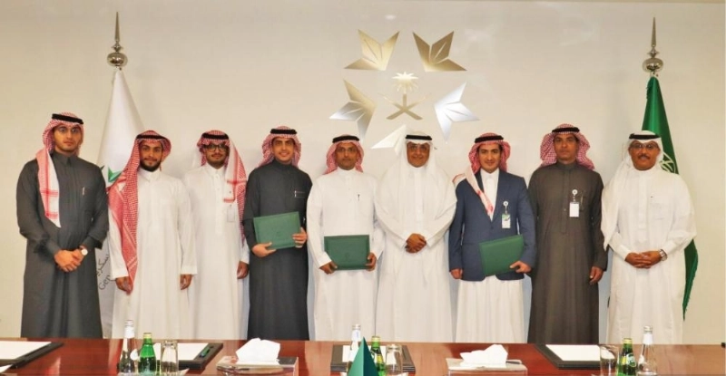 ممثلو الشركات الثلاث يحملون التراخيص (هيئة الصناعات العسكرية )