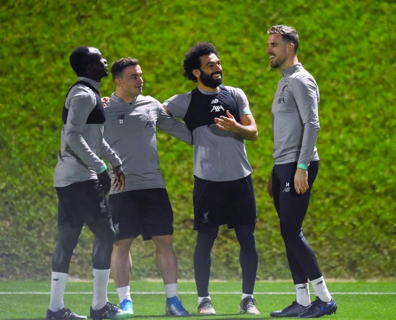 عدد من لاعبي ليفربول قبل تدريب أمس بالدوحة (موقع ليفربول)