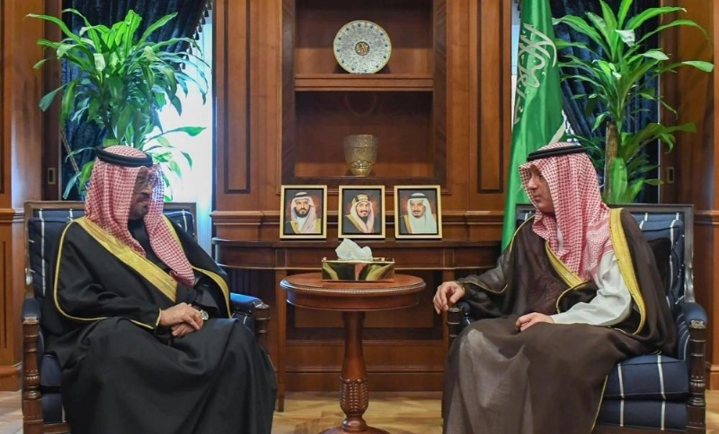 عادل الجبير لدى استقباله حمود آل خليفة (واس)