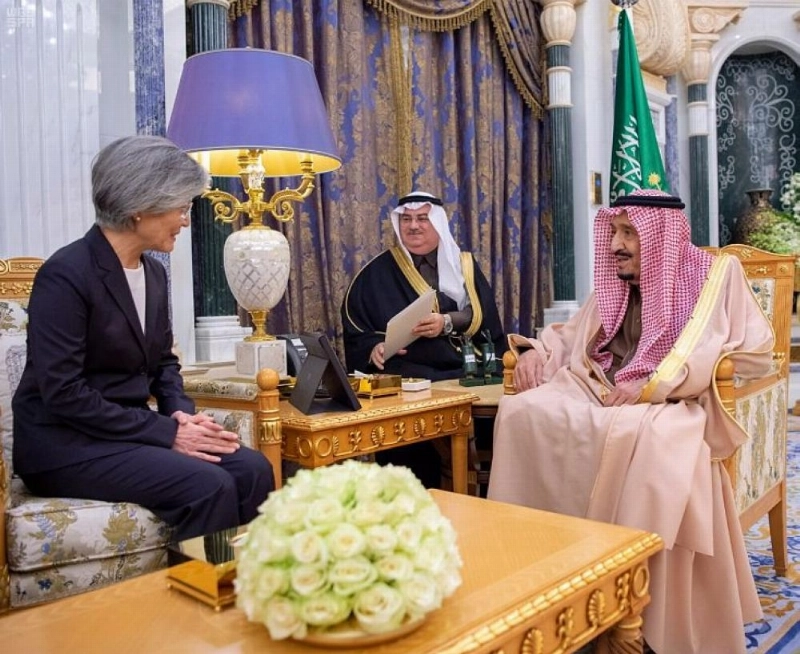 خادم الحرمين الشريفين يستقبل وزيرة الشؤون الخارجية