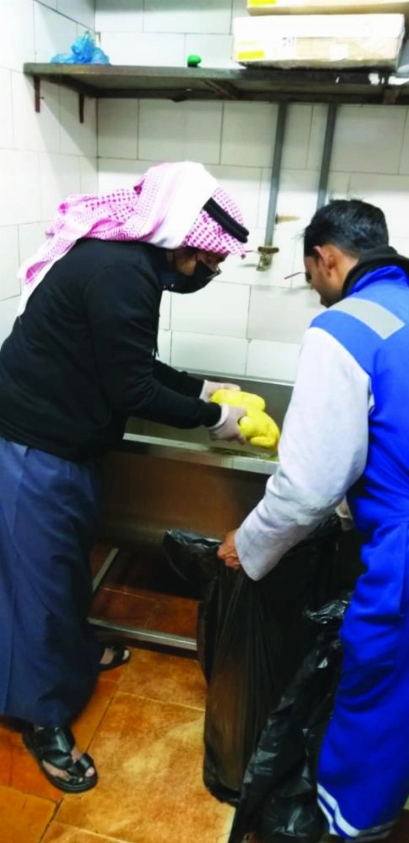 أغذية فاسدة داخل المطعم (مكة)
