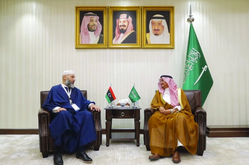 محمد بنتن خلال استقباله محمد العباني (واس)