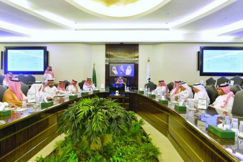 بدر بن سلطان لدى ترؤسه اجتماع اللجنة التنفيذية لمجلس منطقة مكة (مكة)