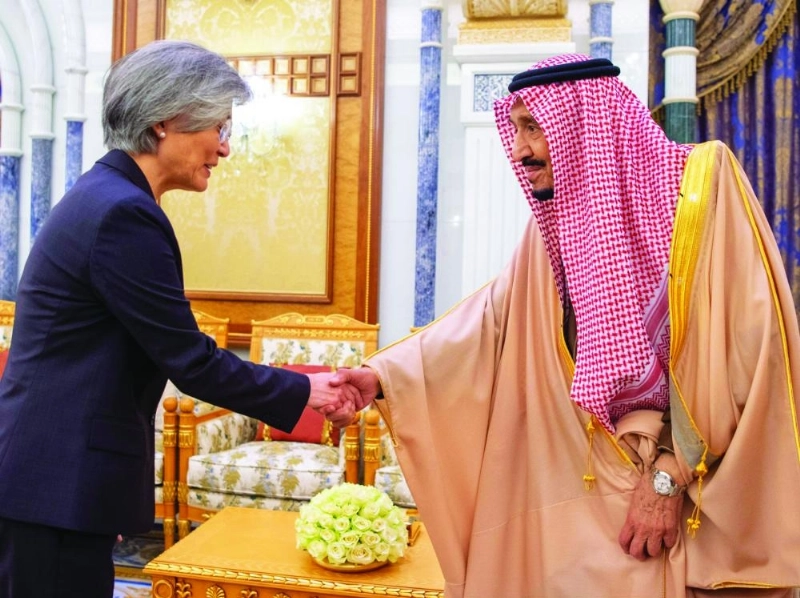 الملك سلمان خلال استقباله كانغ كيونغ واه