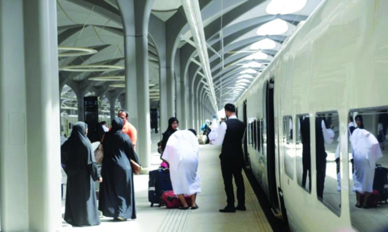 معتمرون يستقلون قطار الحرمين (واس)