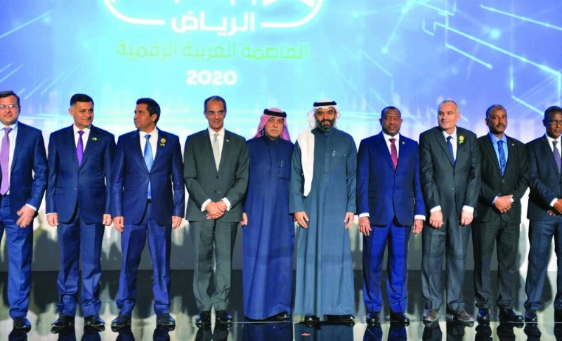 السواحة يتوسط عددا من المسؤولين في حفل إعلان الرياض عاصمة رقمية (الاتصالات)