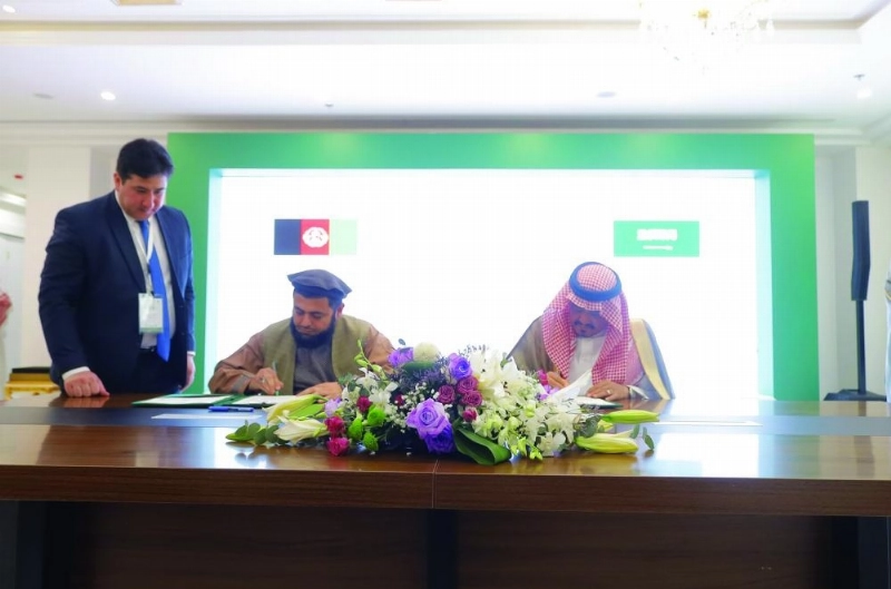 محمد بنتن ومولي عبدالحكيم خلال التوقيع أمس (مكة)