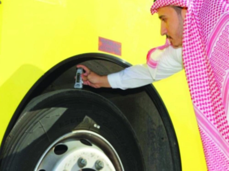 فحص إطار حافلة مدرسية (مكة)