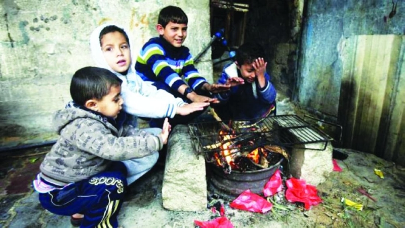 أطفال يبحثون عن الدفء في غزة (مكة)