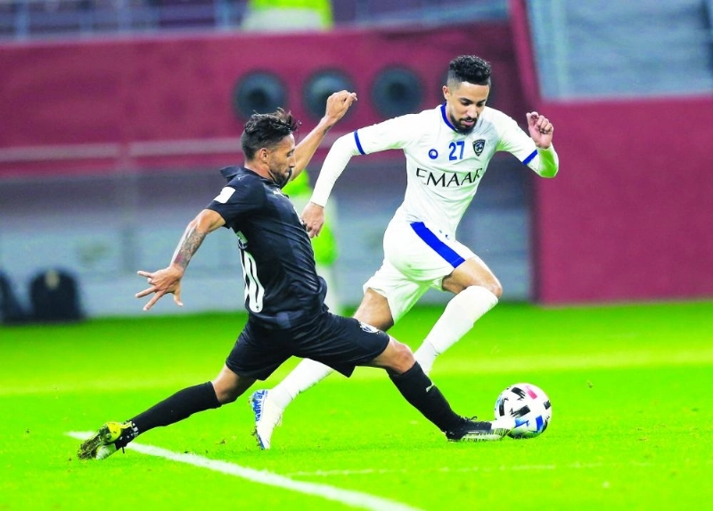 هتان باهبري محاولا المرور من أحد لاعبي مونتيري أمس (إعلامي الهلال)