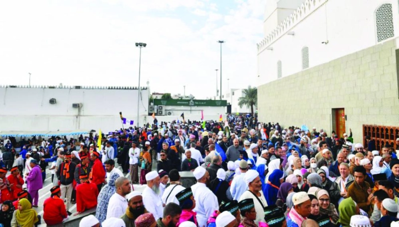 الزوار في ساحات مسجد قباء (واس)