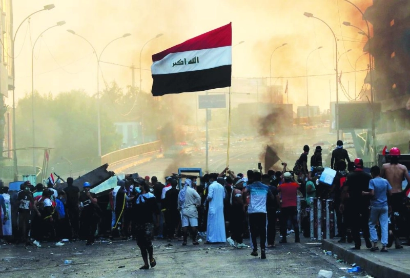 تجمع للمتظاهرين العراقيين أمام أحد الجسور (مكة)