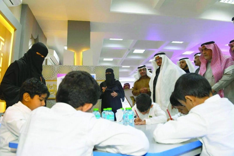 حمد آل الشيخ خلال افتتاحه قاعة فهد بن سلطان العلمية (مكة)