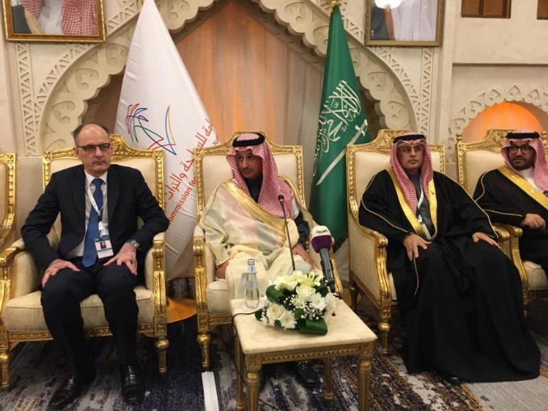 الخطيب خلال الاجتماع