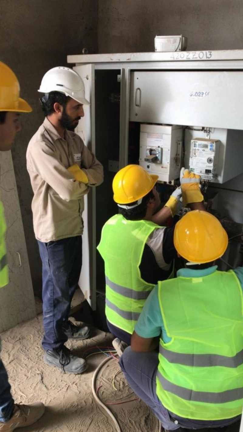 أثناء تركيب عدادات ذكية (السعودية للكهرباء)
