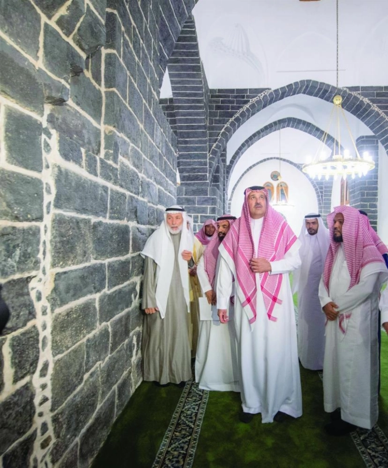 فيصل بن سلمان متفقدا المسجد (مكة)