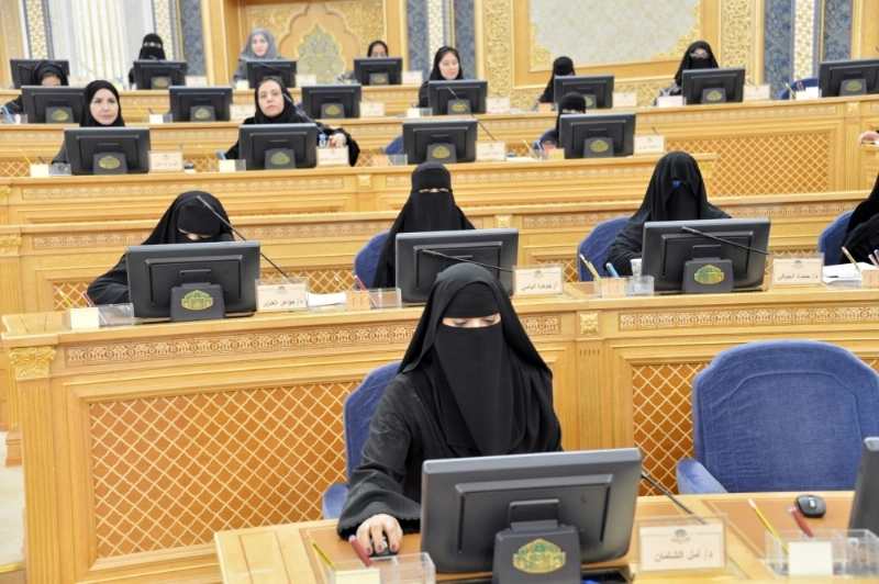عضوات شورى خلال جلسة أمس (مكة)
