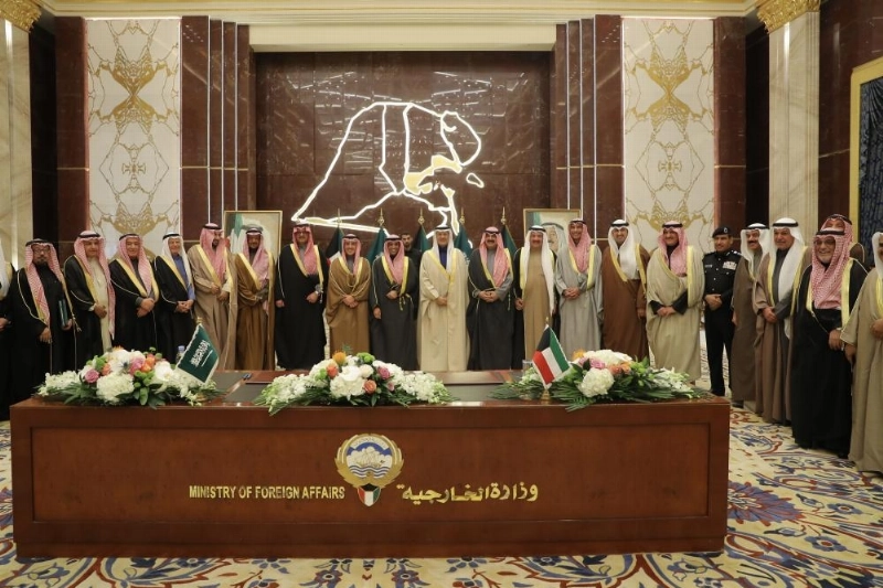 الوزراء يتوسطون عددا من المسؤولين بعد توقيع الاتفاقية (الطاقة)