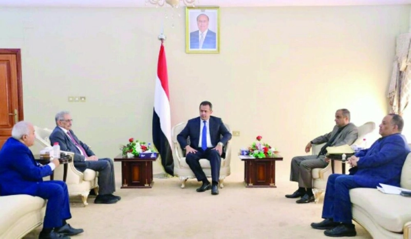 معين عبدالملك خلال اجتماعه بعدد من المسؤولين (مكة)