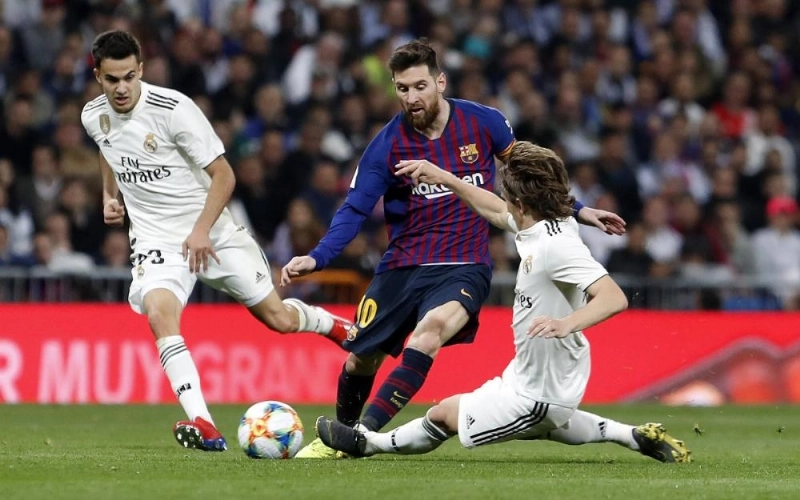 ريال مدريد وبرشلونة في مواجهة سابقة بالدوري الإسباني (تويتر)