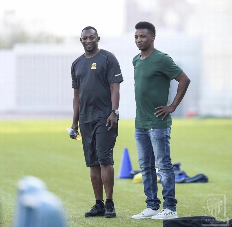 محمد نور متابعا التدريبات بجانب أسامة المولد (إعلامي الاتحاد)