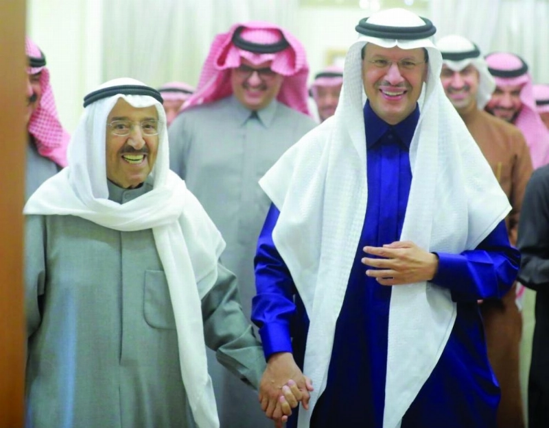 أمير الكويت لدى استقباله عبدالعزيز بن سلمان أمس (واس)