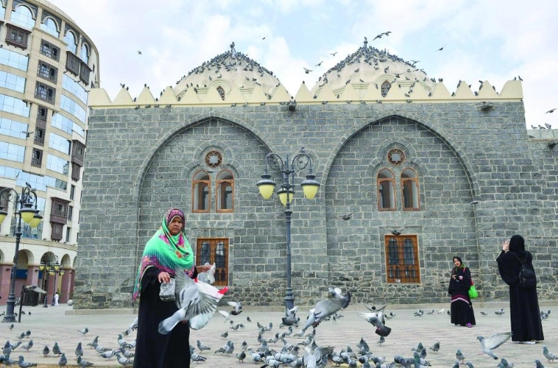 زوار مسجد الغمامة في المدينة المنورة (واس)