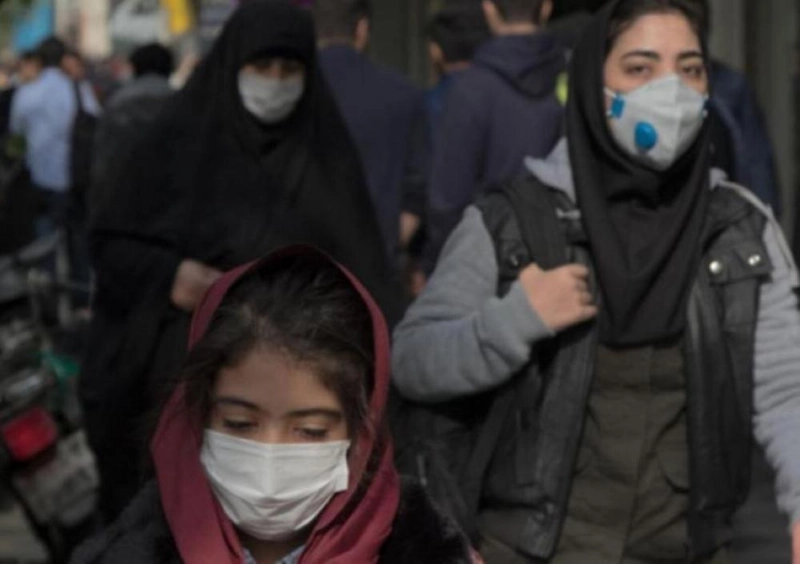 إيرانيون يغطون أنوفهم من الرائحة الكريهة (مكة)