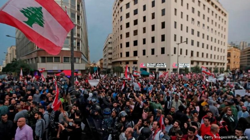 لبنانيون يثورون في وجه التدخل الإيراني (مكة)