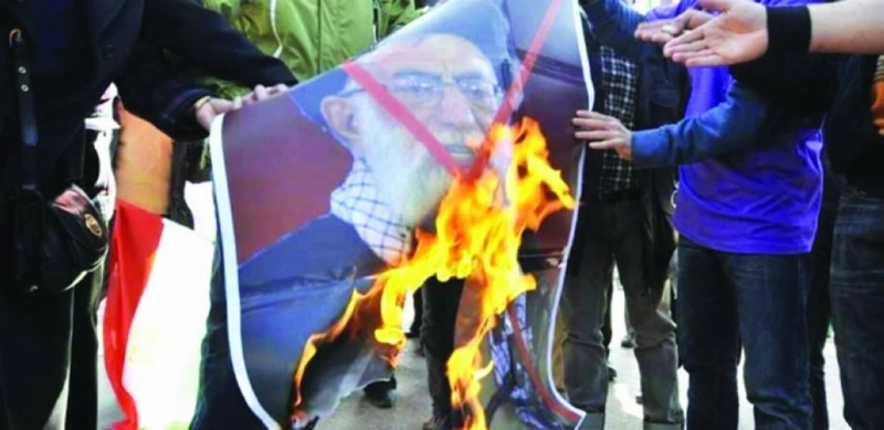 عراقيون يحرقون صور خامنئي (مكة)