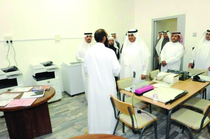 سعد الجوني خلال تفقده سير الاختبارات (مكة)