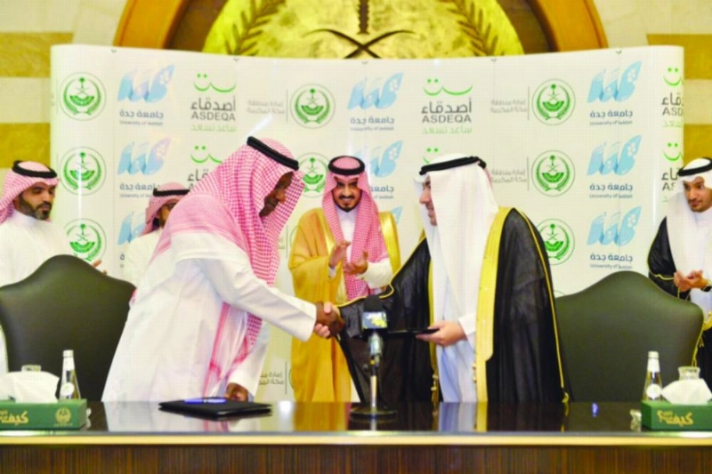 بدر بن سلطان خلال رعايته التوقيع أمس (مكة)