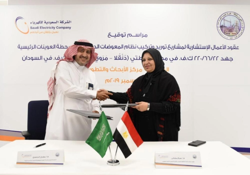 أثناء مراسم التوقيع