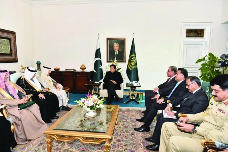 عمران خان لدى استقباله فيصل بن فرحان (واس)
