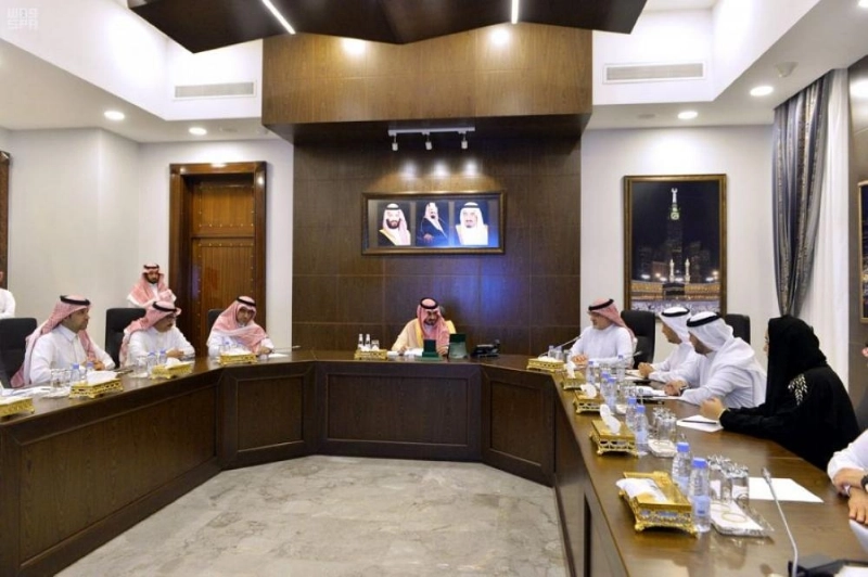 بدر بن سلطان لدى ترؤسه الاجتماع أمس (واس)