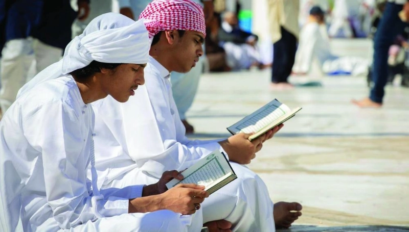 مصليان يتلوان القرآن في المسجد الحرام أمس (مكة)