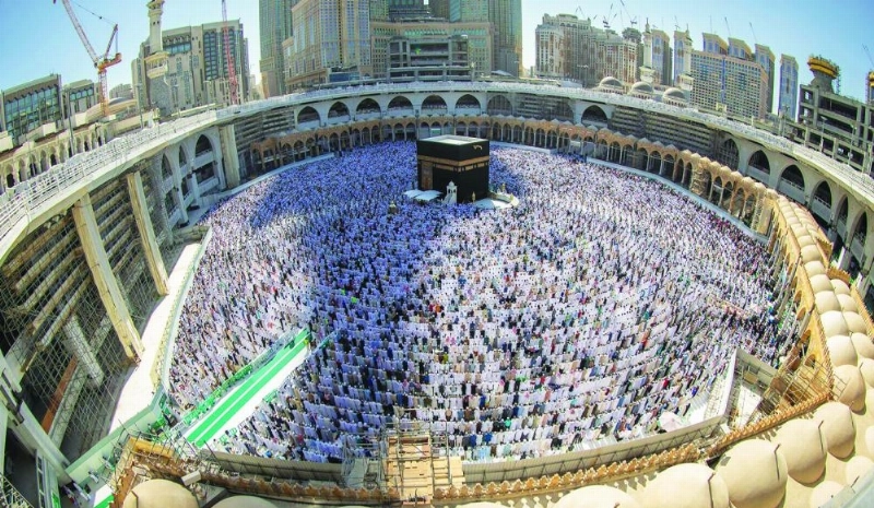 من صلاة الجمعة بالمسجد الحرام أمس (مكة)