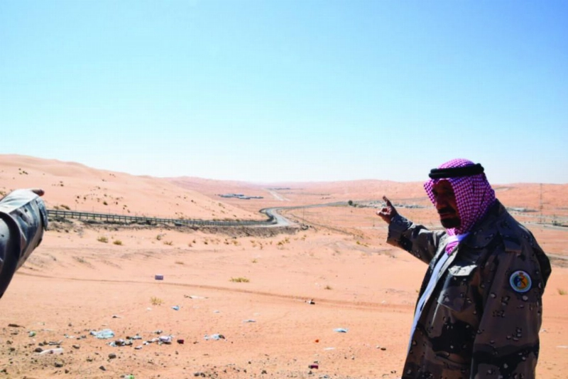 جلوي بن عبدالعزيز خلال جولته (واس)