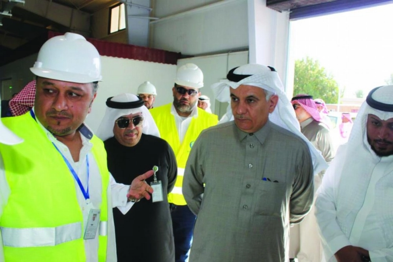 الفضلي خلال متابعته سير الأعمال (مكة)