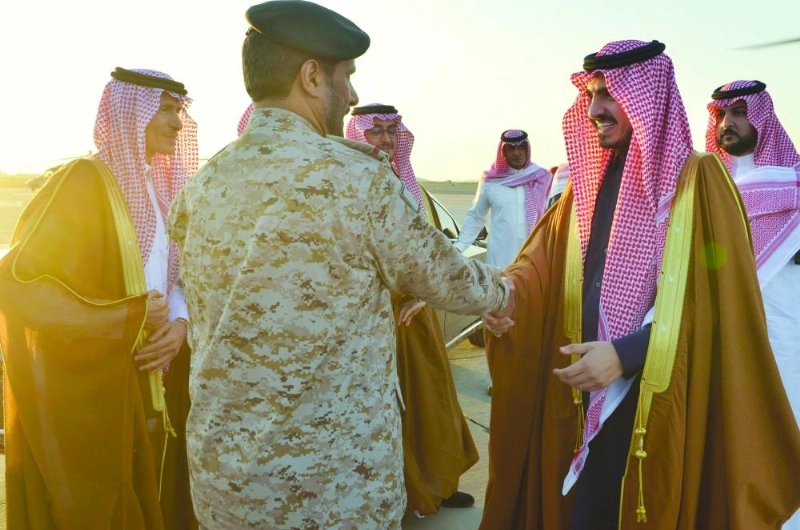 بدر بن سلطان خلال وصوله أمس إلى الطائف (مكة)