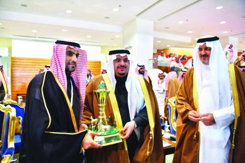 محمد بن عبدالرحمن خلال تتويجه الفائزين بكأسي ولي العهد (مكة)