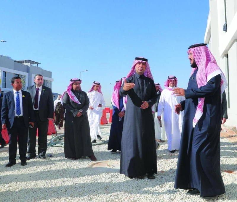 الحقيل خلال تجوله بالمشروع