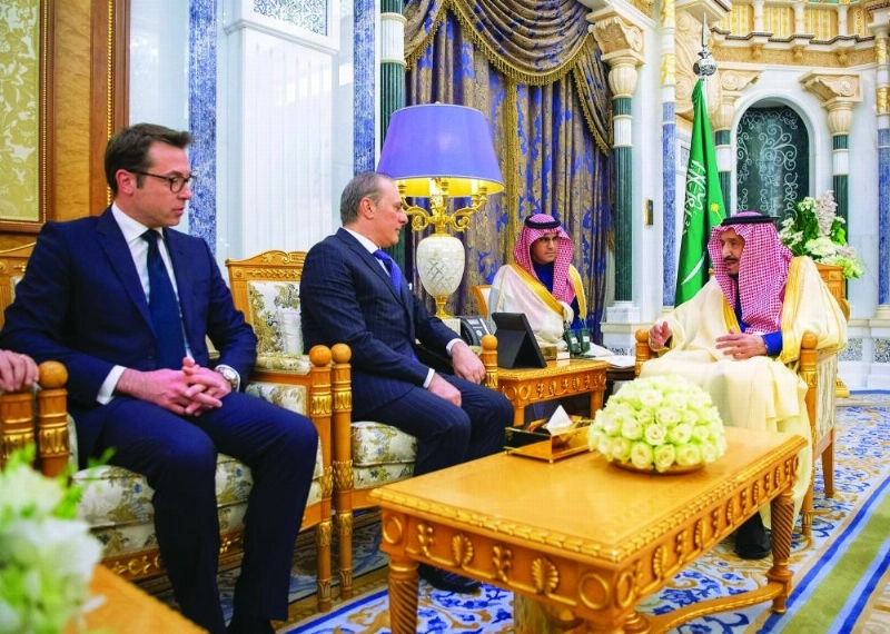 الملك سلمان لدى استقباله سايمون كوليس بالرياض أمس (واس)