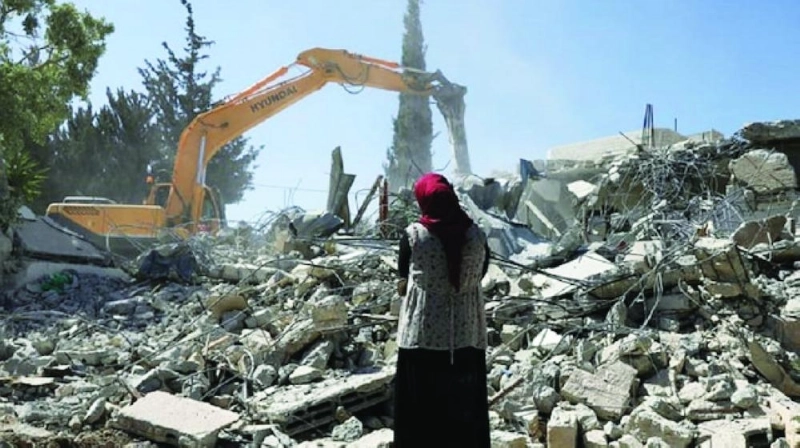 فلسطينية تلقي نظرة على منزلها المهدوم (مكة)