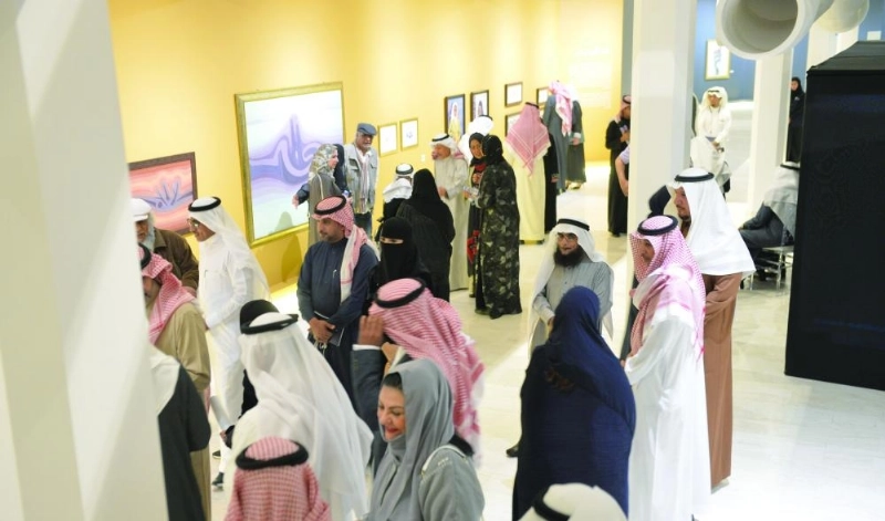 زوار خلال افتتاح صالة الفنون التشكيلية (مكة)